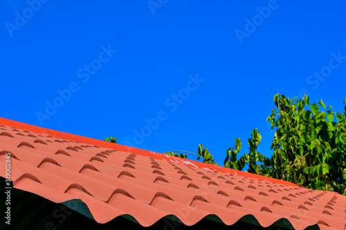 techo de teja roja con fondo de cielo azul