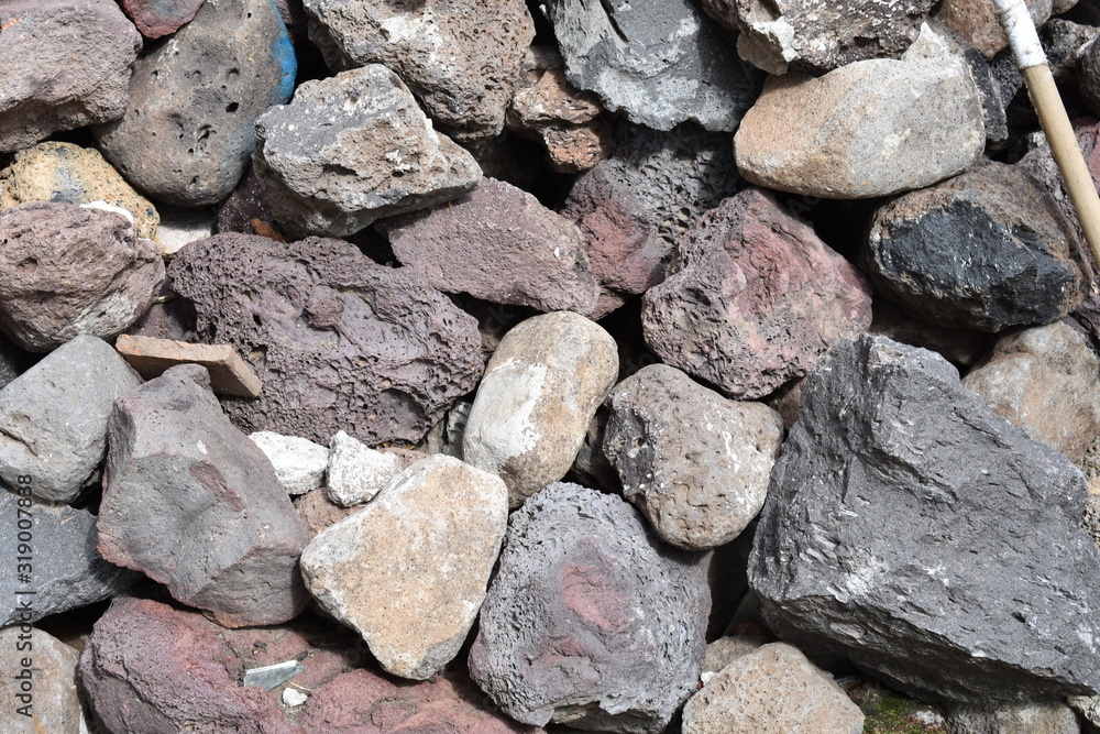 rocas multicolores y de diferentes tamaños y formas rocas multicolores y de diferentes tamaños y formas