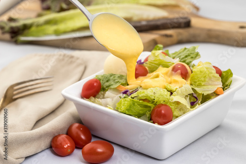 Foto Honey mustard dressing on a salad.