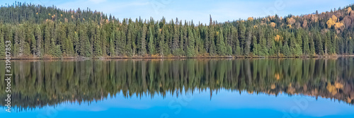 Canada, panorama of a mountain lake in the forest during the Indian summer, beautiful landscape in a wild country, reflection on the water © Pascale Gueret