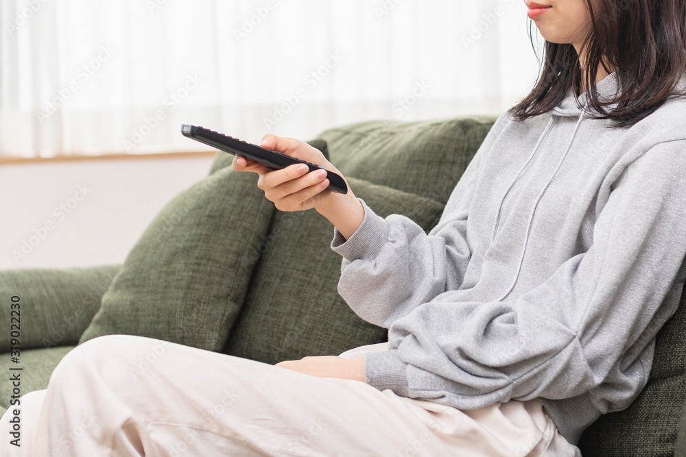テレビを見る女性 テレビを見る女性