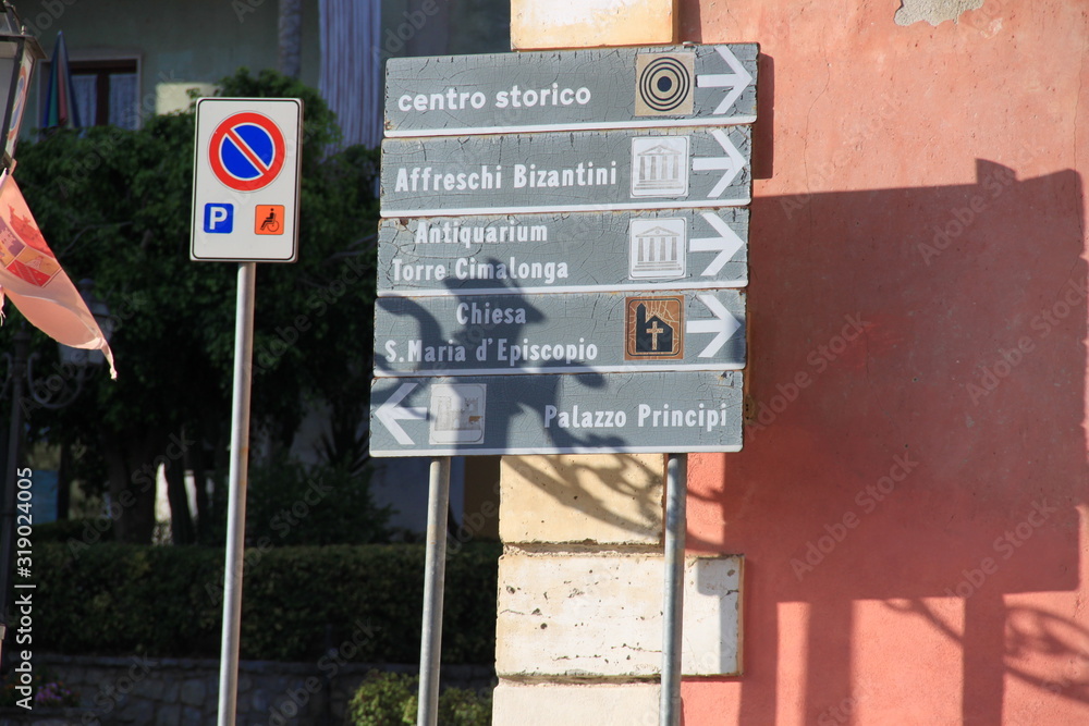 znaki informacyjne,miasto w Calabrii,we Włoszech - obrazy, fototapety, plakaty 