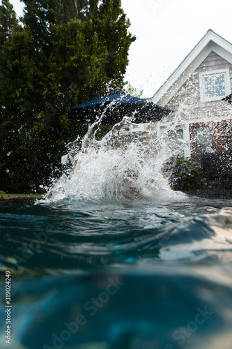 Wallpaper Mural splash in outdoor pool  Torontodigital.ca