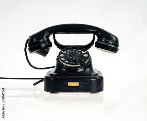 stary telefon na białym tle łatwym do wyszparowania