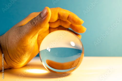 Voyance - Voyant utilisant posant sa main sur une boule de cristal afin de voir l'avenir