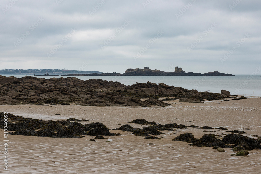 France. Bretagne. Océan Atlantique, plage de sable et de rochers.  Atlantic Ocean, sandy and rocky beach.