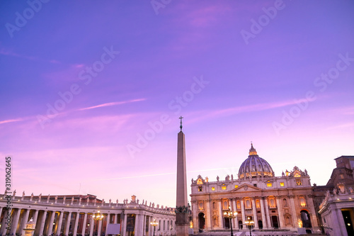 Obraz na płótnie Vatican City - June 1, 2019 - St. Peter's Basilica in St. Peter's Square in Vatican City. w salonie