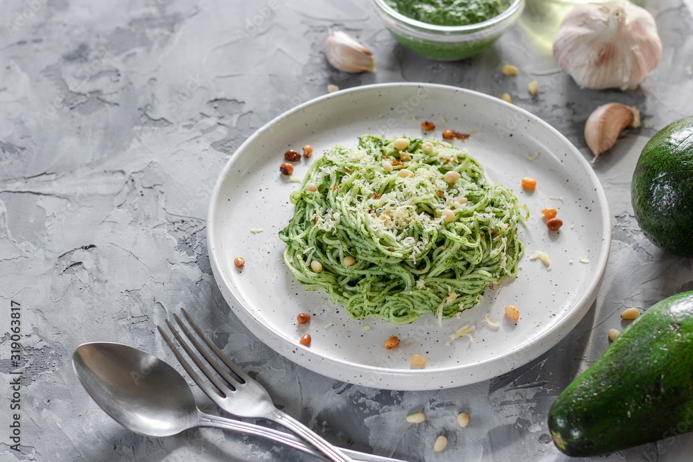Green pasta with avocado, spinach and pine nuts Green pasta with avocado, spinach and pine nuts