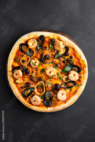 Bild auf Leinwand Pizza with shrimps and oysters