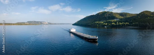 Panel kuchenny z motywem Cargo ship moves on the river of Volga near the city of Samara with Zhiguli Mountains on the background. Russia