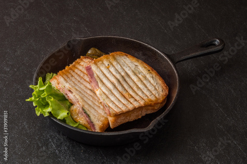 ホットサンドイッチ　Italian popular hot sandwich (panini)