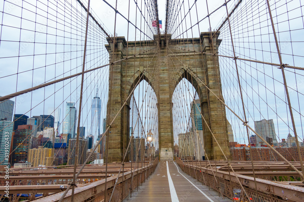 Naklejka premium Ludzie chodzą na Brooklyn Bridge w czasie dnia