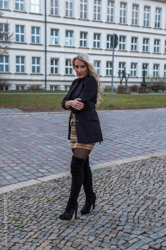 Junge Frau im Herbstdress in der Stadt photo