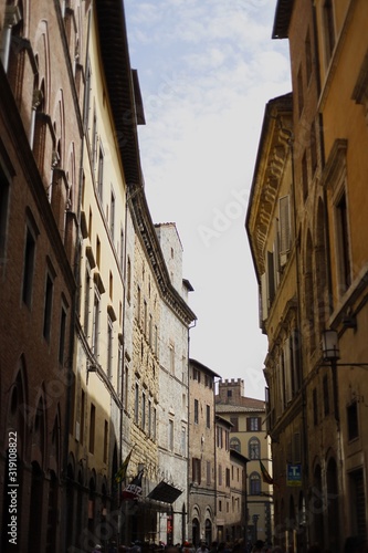 LOW ANGLE VIEW OF BUILDINGS IN CITY © laura arzberger/EyeEm