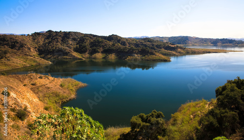 Luftbild von Lake Casitas Stausee mit blauem Himmel und Berg im Hintergrund