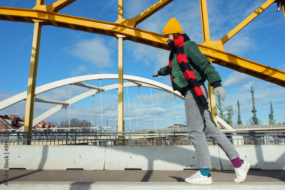 Fototapeta premium Girl walking in the city