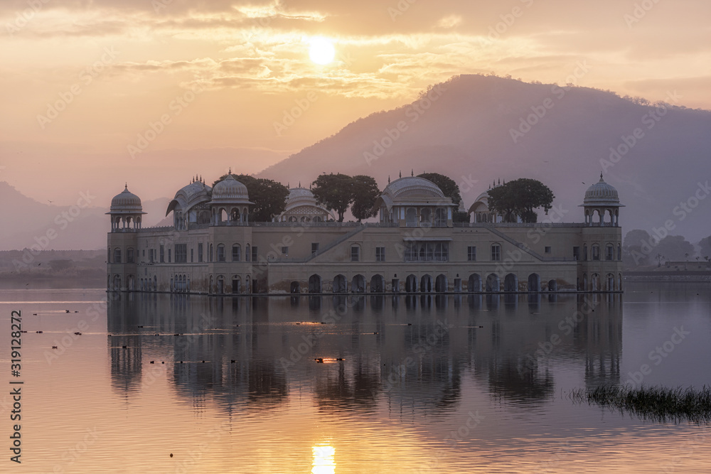 Obraz premium jal mahal water palace sunrise