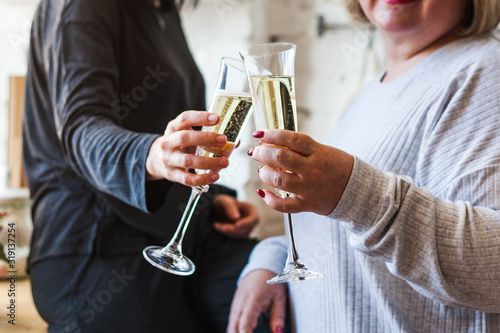 Valokuva People's hands with glasses of champagne, celebrating a holiday, salute, holiday