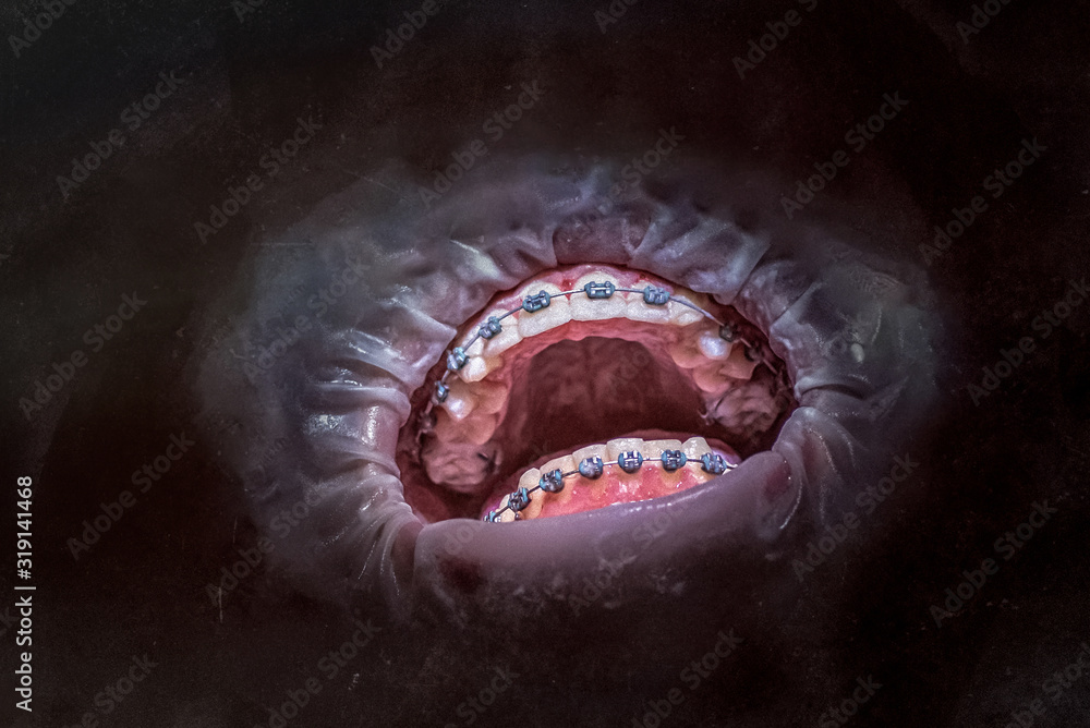 Obraz premium Scary open mouth on abstract background