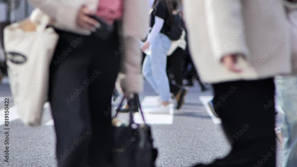 渋谷スクランブル交差点を行き交う人々 渋谷スクランブル交差点を行き交う人々