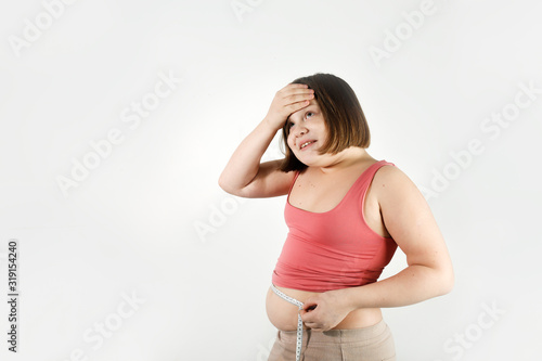 Foto fat chubby kid girl with centimeter tape, white