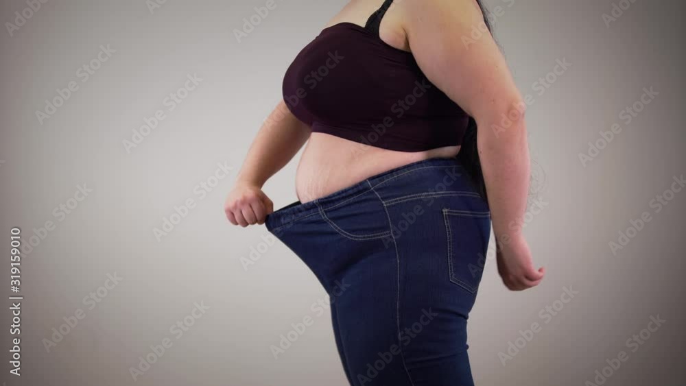 Vidéo Stock Side view of plump Caucasian woman showing stretchable ...