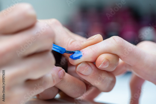 Pintando uñas de color azul