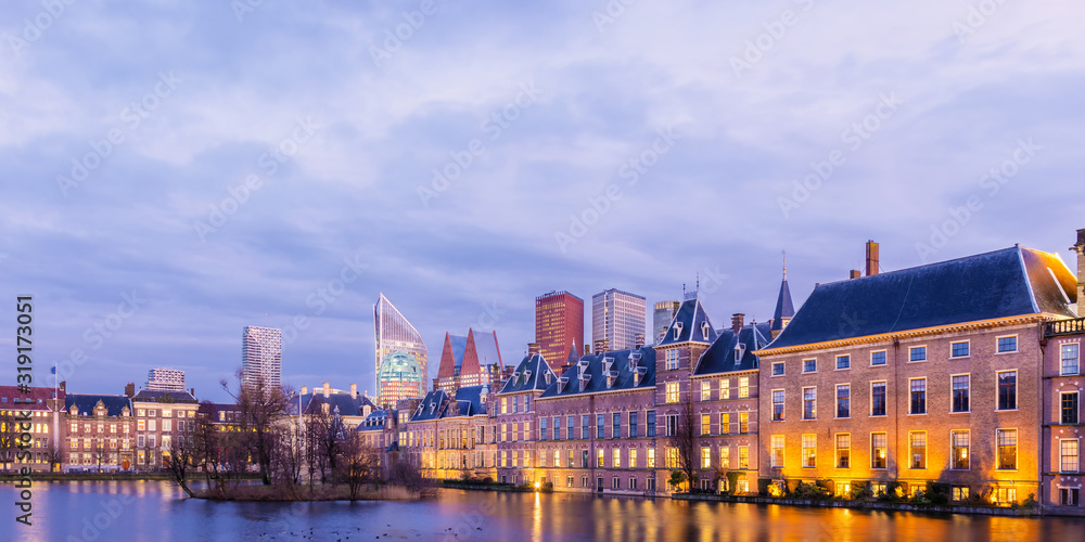 Obraz premium Panoramic evening view of The Hague city center