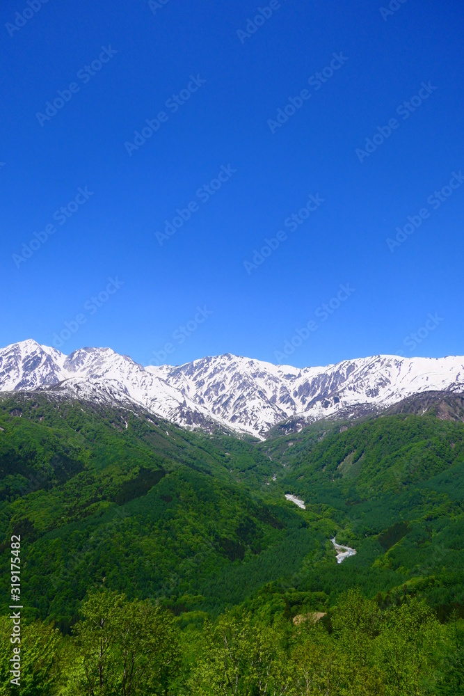 中部山岳国立公園。北アルプス、白馬三山。白馬、長野、日本。5月下旬。