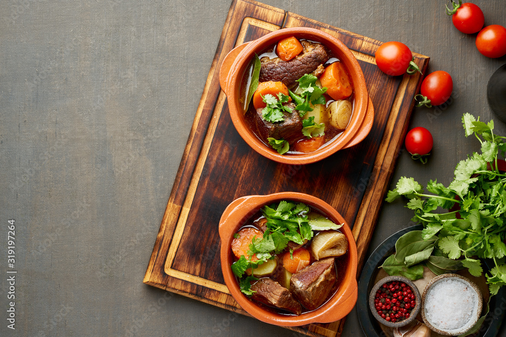 Fotografía Goulash with large pieces of beef and vegetables