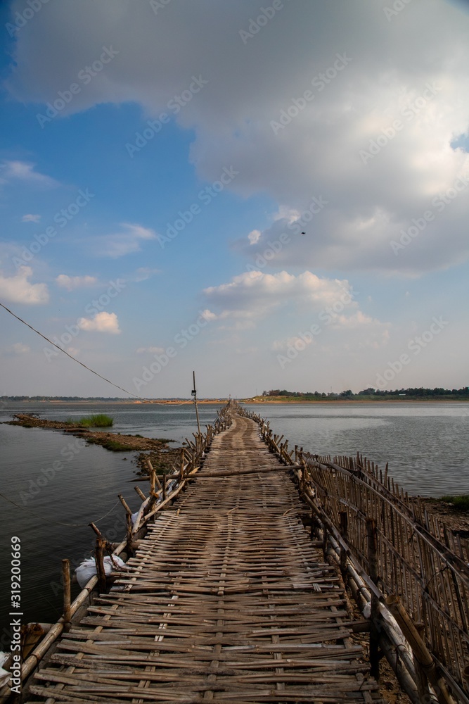Obraz premium old traditional bamboo wooden bridge across Mekong river (from Koh Paen island to Kampong Cham), Cambodia