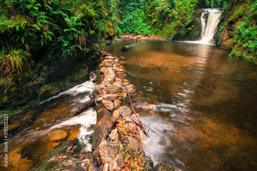 Schwarzwald idyllischer romantischer  Wasserfall in den W  ldern