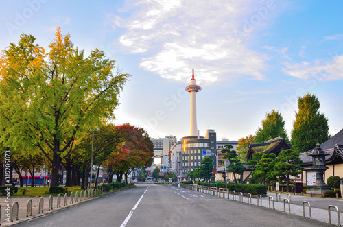 京都　烏丸通からみる京都タワー