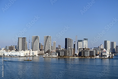 ２０２０年東京オリンピックの年の東京の風景　澄んだ青空と１月の東京湾を行き交う船 © satou y1