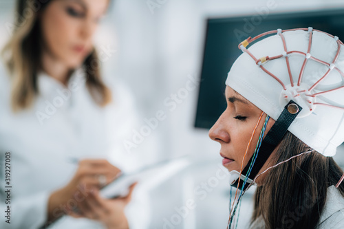 Foto Doctor and Patient in Neuroscience Lab, Doing EEG Scan