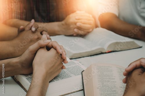 Tableau sur toile Christian Bible Study Concepts Christian followers are studying the word of God in churches