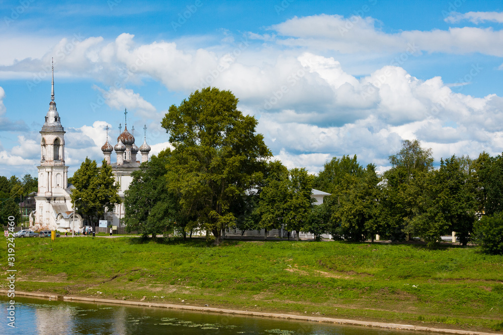 Φωτογραφία River Vologda and church of Presentation of the Lord
