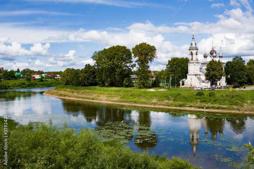 Φωτογραφία River Vologda and church of Presentation of the Lord