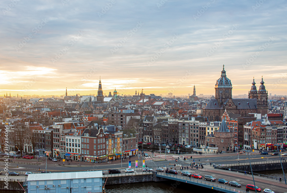 Obraz premium Golden winter sunset overlooking the Amsterdam Netherlands skyline