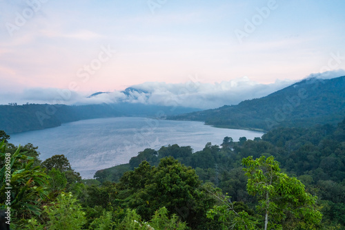 Lac au milieu des montagnes pendant le crépuscule