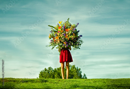 Mujer con ramo de flores