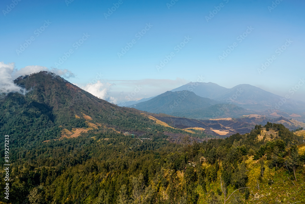 Incroyable vue sur les volcans et la vallée recouverte de lave