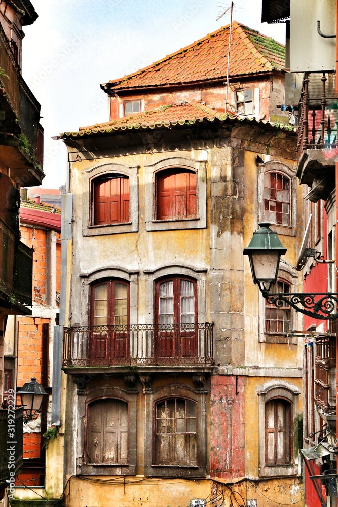Obraz premium Old colorful tiled facades in Porto city