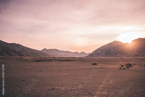 Grand désert de cendre sublimé par les couleurs rosées du coucher de soleil