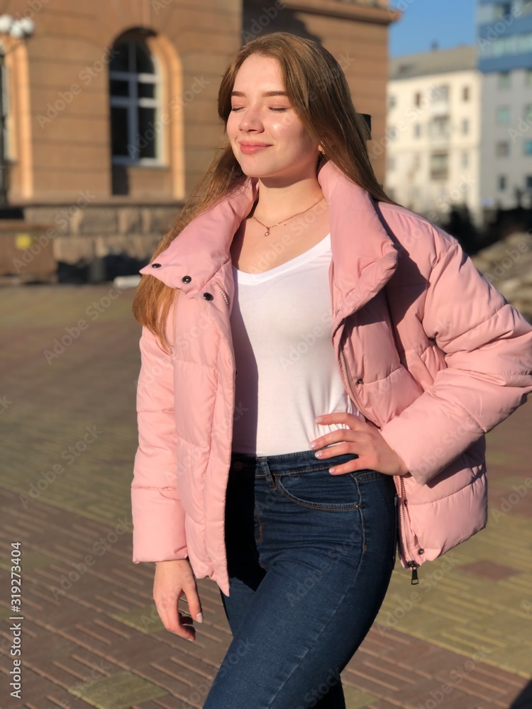 Fototapeta premium person, chicago, vogue, american, smile, smiling, brunette, coat, digital, fashionable, female, fun, hair, happy, light, mobile, model, modern, outside, portrait, pretty, stylish, adult, attractive, b