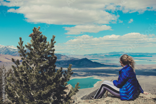 woman sitting on top of mountain © Helinton
