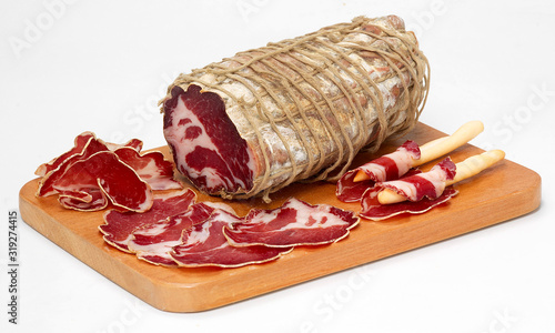 Coppa di suino su tagliere di legno