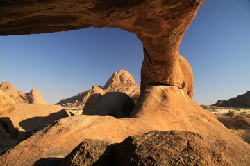 naturalne formacje skalne i mosty spitzkoppe w namibii