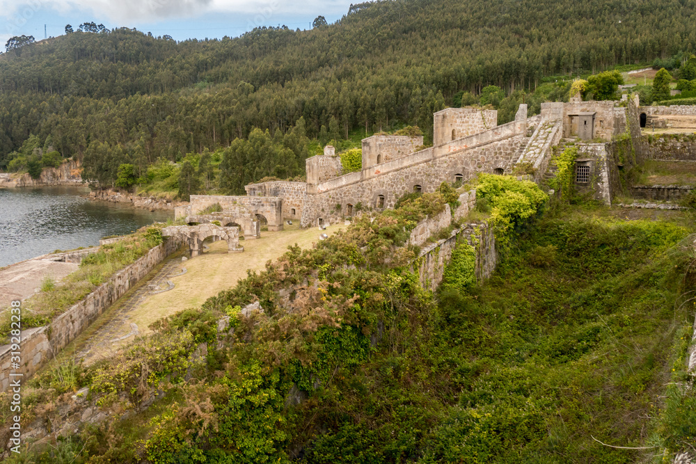 Castelo de San Felipe - Blick auf die Außenbereiche zum Wasser - bewachsene Mauern