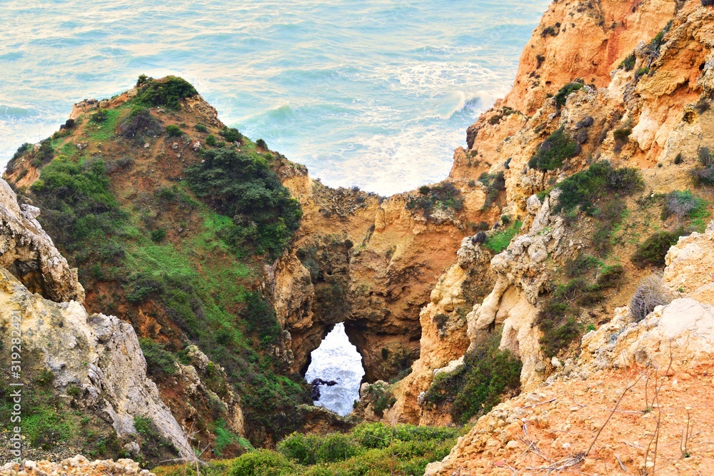 vista di Ponta da Piedade, uno spettacolare promontorio roccioso lungo la costa della città di Lagos nella regione portoghese dell'Algarve. 